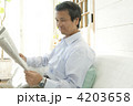 新聞を読む男性