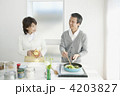 料理する夫婦