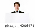 ボードをもつ男性