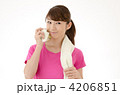 ピンクのTシャツを着た女性