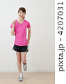 ピンクのTシャツを着た女性