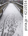 雪の積もった歩道橋のスロープ