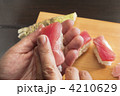 寿司をにぎる