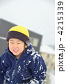 雪まみれの男の子