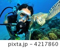 女性ダイバーとアオウミガメ