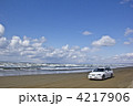 砂浜を走る自動車