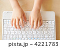 パソコンを操作する子供