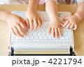 パソコンを操作する子供
