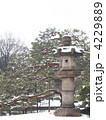 東京・六義園　石灯篭の雪景色