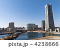 横浜ランドマークタワーと汽車道