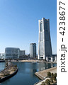 横浜ランドマークタワーと汽車道