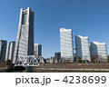 横浜ランドマークタワーと高層ビル群と汽車道