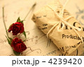 ミニチュアな小包とドライな薔薇