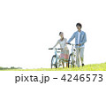 草原で自転車を押すカップル
