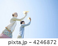 紙飛行機を飛ばすカップル
