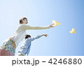 紙飛行機を飛ばすカップル