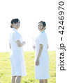 草原で振り向く2人の看護師