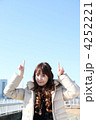 女性　青空　晴天　コピースペース