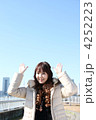 女性　青空　晴天　コピースペース
