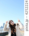 女性　青空　晴天　コピースペース