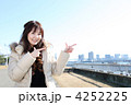 女性　青空　晴天　コピースペース