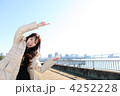 女性　青空　晴天　コピースペース