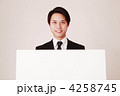 ボードをもつ男性