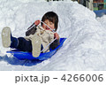 ソリ遊びする子供