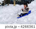 ソリ遊びする子供