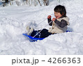 ソリ遊びする子供