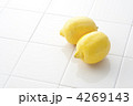 白タイルとレモン