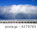 流氷、青空、迫る雪雲