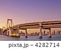 ライトアップのレインボーブリッジの夕景