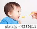 スプーンで離乳食を食べる赤ちゃん２