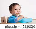 離乳食 スプーン練習中の赤ちゃん　横顔