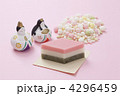 雛人形と雛あられと菱餅