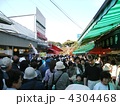 つつじが岡公園おみやげやの人ごみ