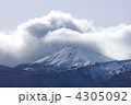 荒れる山と雲　湧き上がる雪雲　冬の雲と山