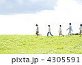 草原を歩く若者たち