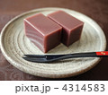 木製和フォークでいただく水羊羹