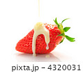 ミルクをかけられたイチゴ