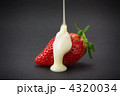 ミルクをかけられたイチゴ