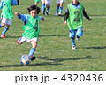 サッカーする男の子