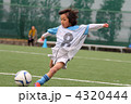 サッカーする男の子
