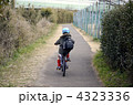 自転車に乗る子