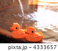 温泉とアヒルの人形