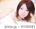 カメラ目線／顔・表情／肘杖／横たわる／エステ休憩／若い女性