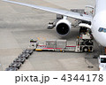 エアカーゴを積み込む旅客機