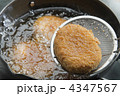 コロッケを揚げる