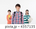 カジュアルな服を着た男女